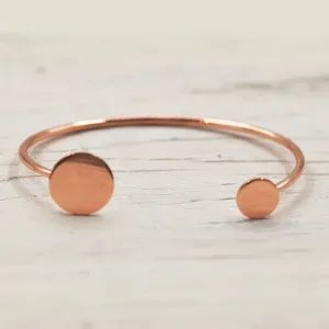 Delicate open bangle with shiney discs